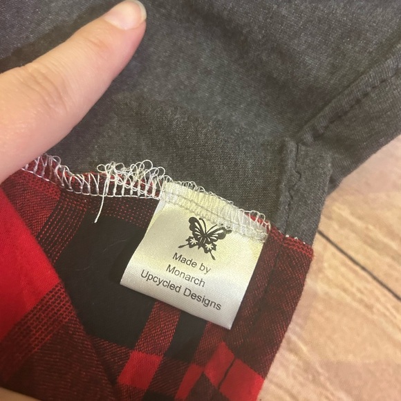 NWT Upcycled Buccaneers Cropped Flannel Tee Size L-XL - Picture 6 of 6